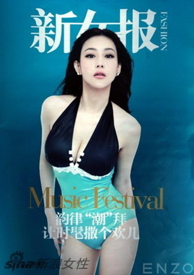 胸大美女明星的温馨日常风采