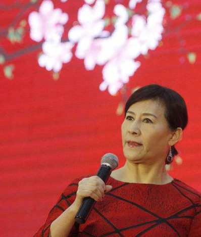 小品演员黄杨的大腿故事，励志之旅中的自信与笑对人生之路