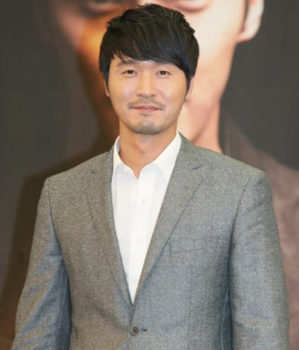 韩国男演员实力，科技重塑魅力，演绎未来风采的魅力展现